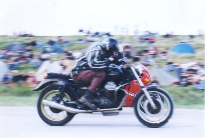 Roo dragging on his Guzzi and beating a Ducati! Ha Ha Ha !